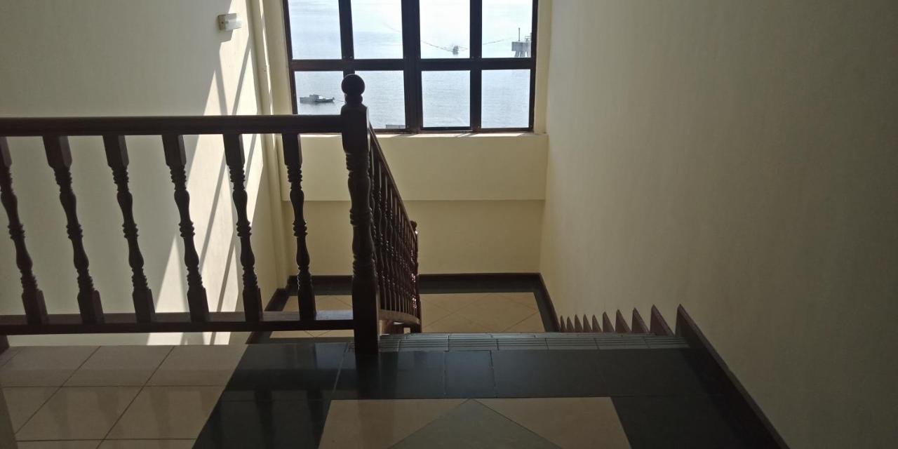 קודאט The Upper Deck Hotel מראה חיצוני תמונה